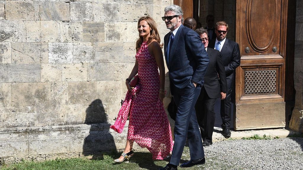 Maurizio Arrivabene ja Stefania Bocchi poistumassa Räikkösen vihkitilaisuudesta.