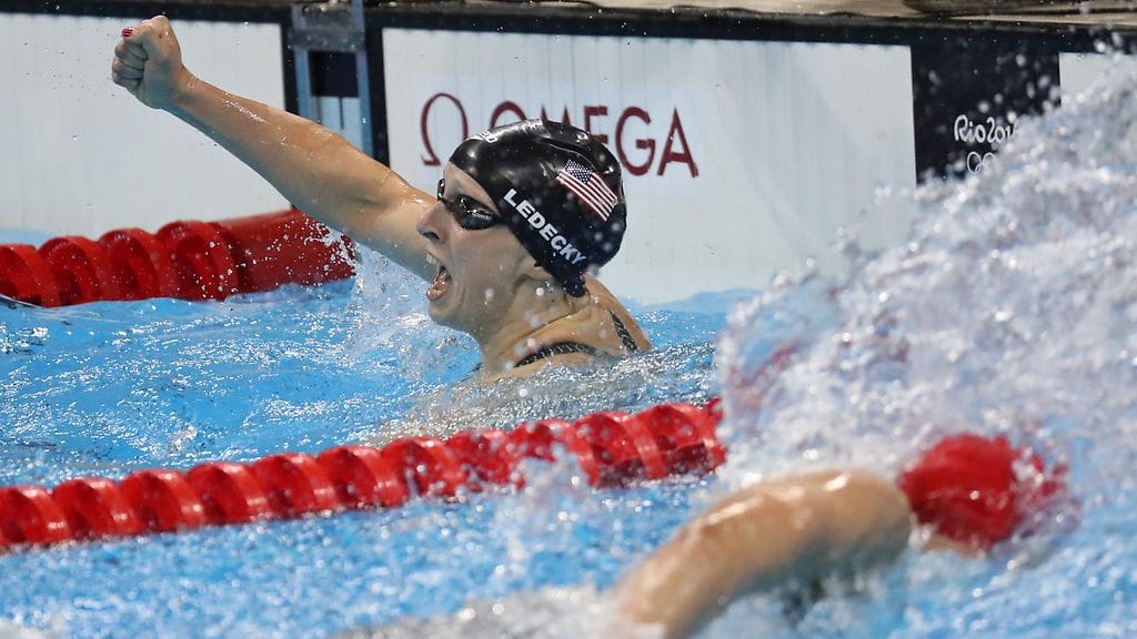 Täydellistä ylivoimaa. Katie Ledecky juhlii jo kultaa, kun seuraavat ovat vielä matkalla.