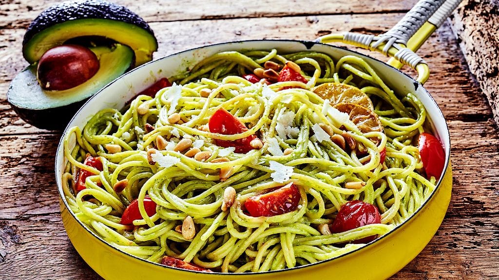 Voit lisätä avokadopastaan myös kirsikkatomaatteja ja parmesanjuustoa.