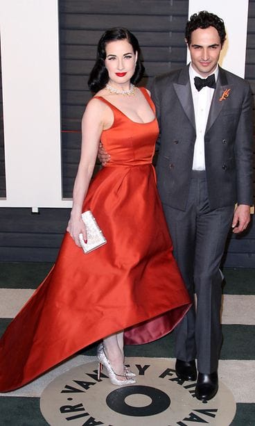 Dita Von Tease Posenin puvussa