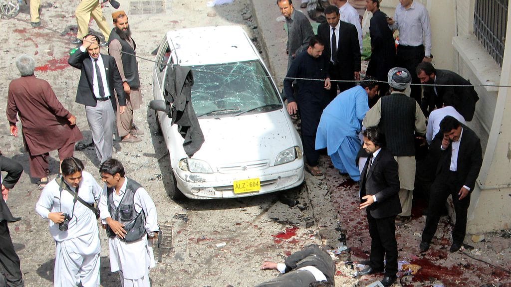 Ihmiset surivat aamulla ammuttua lakimiestä.