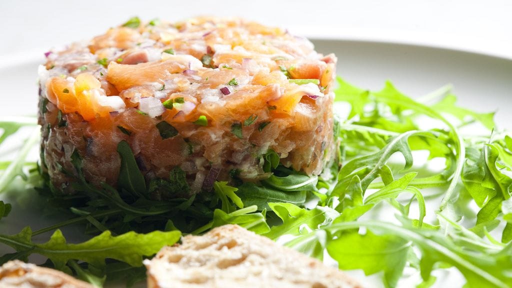 Hämärässä valaistuksessa asiakas ei huomannut saaneensa lautaselleen lohitartaria.