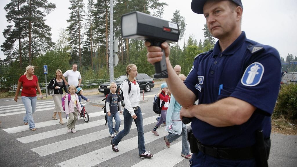 Jyrki Karppanen mittaa tutkalla autoilijoiden nopeuksia ensimmäisenä koulupäivänä 15. elokuuta 2006 Anttilan koulun läheisyydessä Järvenpäässä.