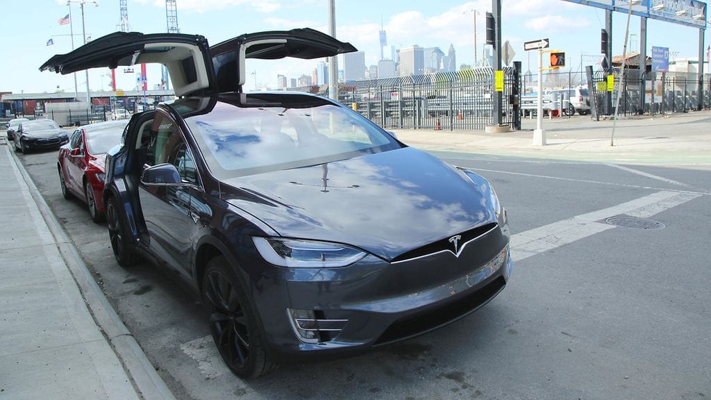 Tesla Model X kuvattuna New Yorkissa Red Hookin Tesla-myymälän edustalla 23. huhtikuuta 2016.
