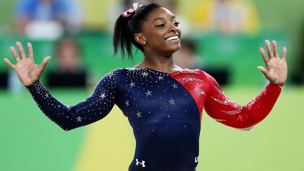 Simone Biles on tunnettu hymyilemisestä suoritusten aikana.