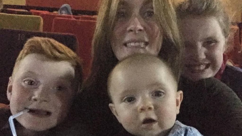 Huomaatko kuvan taustalla näkyvän hahmon?