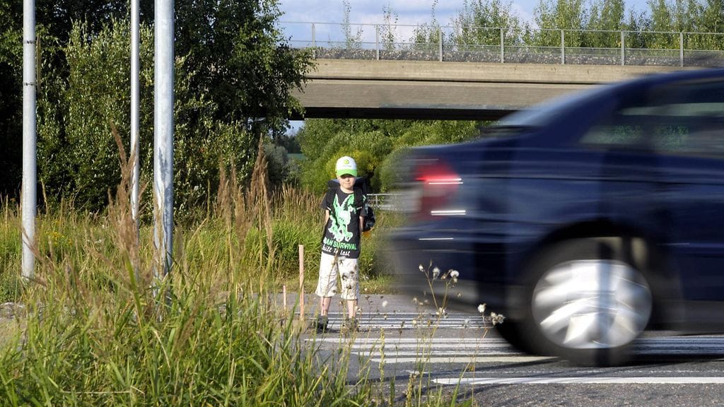 Juuso Kuusela ylittämässä koulutietään Hyvinkäällä maanantaina 5. elokuuta 2013.