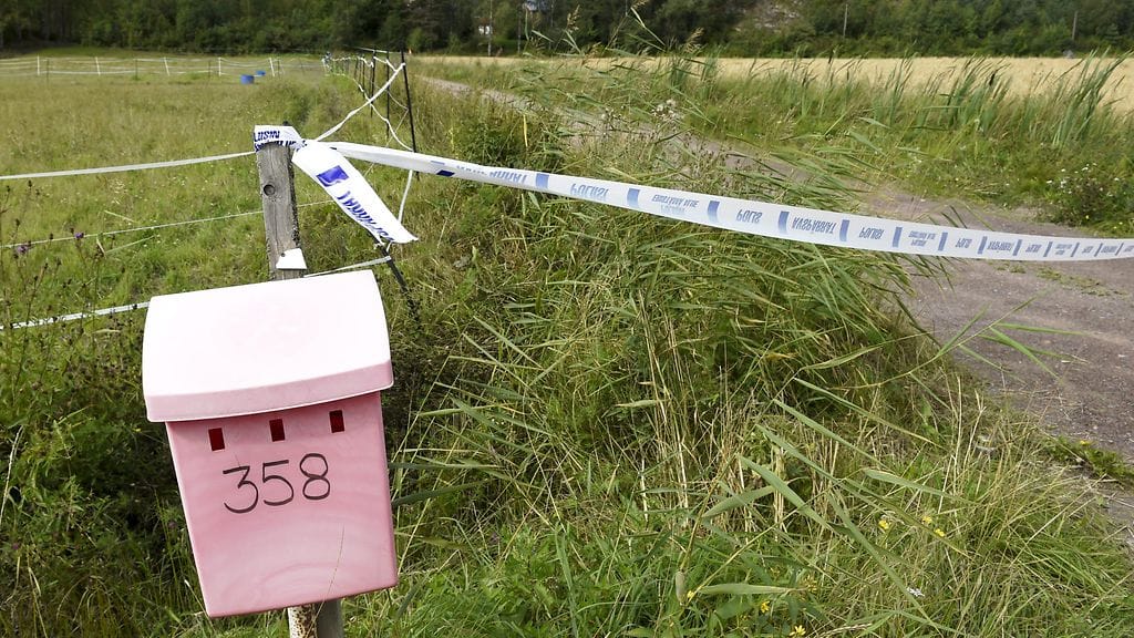 Postilaatikko ja poliisinauhaa tien varressa Koskenkylässä Loviisassa 8. elokuuta 2016. Loviisan Koskenkylässä löytyi surmattu nainen 5. elokuuta 2016. Poliisi tutkii asiaa murhana tekotavan raakuuden vuoksi.