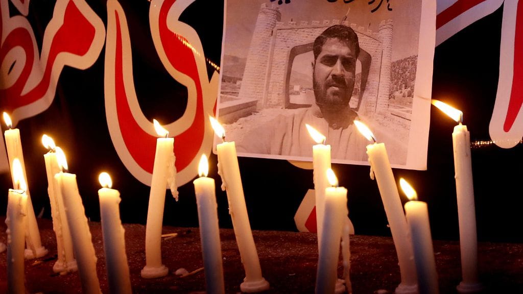 Pakistanissa iskun kohteeksi joutuneelle sairaalalle tuotiin kynttilöitä ja kuvia uhreista.