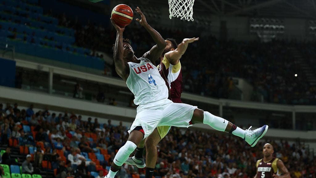 Jimmy Butler onnistui korinteossa myös tästä asennosta.