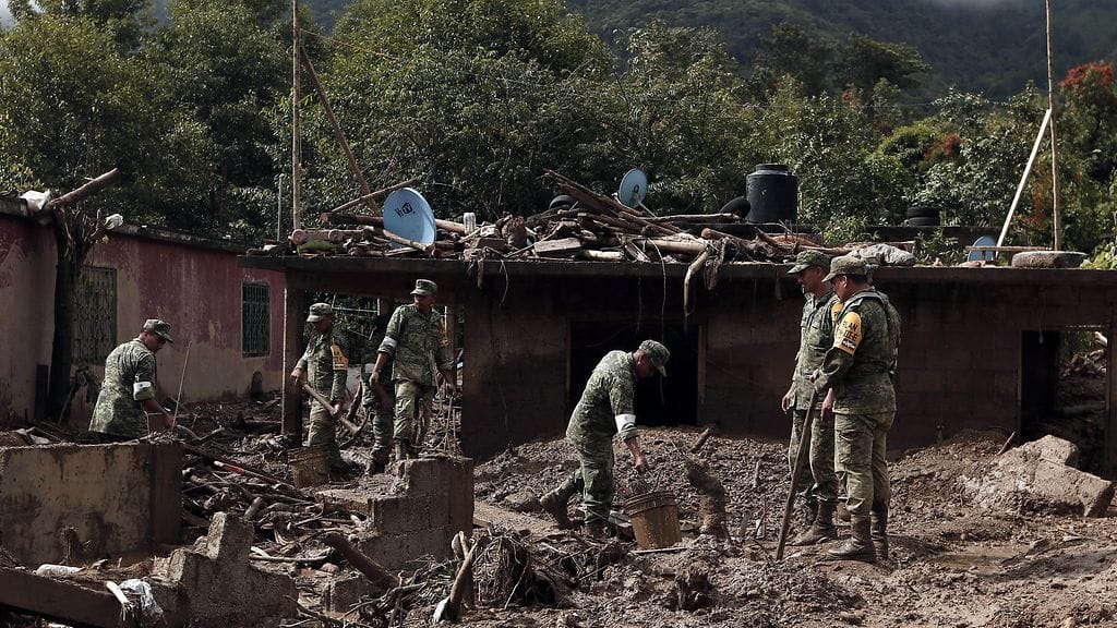 Meksikolais sotilaat auttoivat maanvyöryn raivaus- ja pelastustöissä Huauchinangon alueella 8. elokuuta 2016. Trooppisen Earl-myrskyn tuhoissa on kuollut ainakin 45 ihmistä.