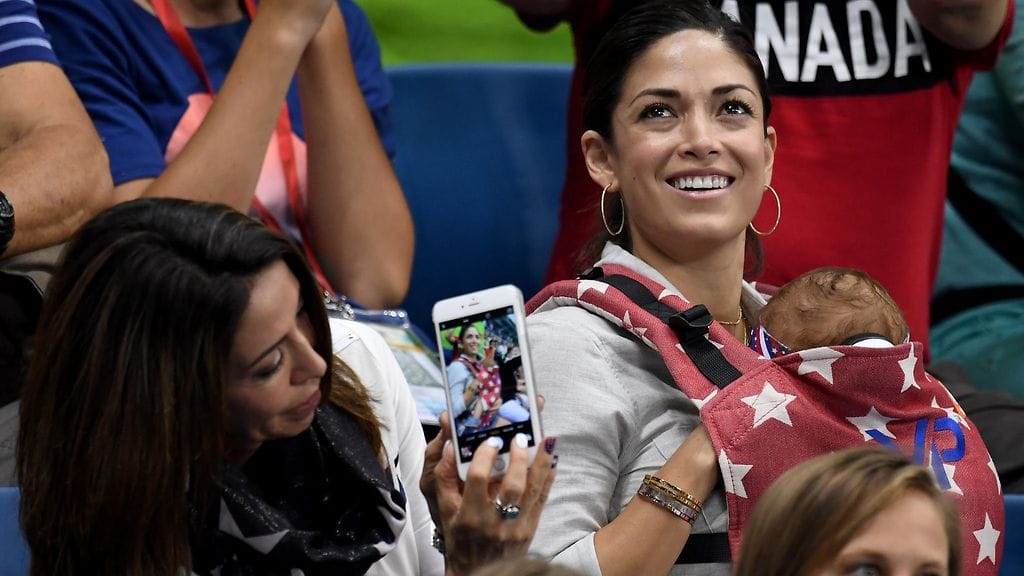 Nicole Johnson ja Boomer-poika kannustamassa Michael Phelpsiä.