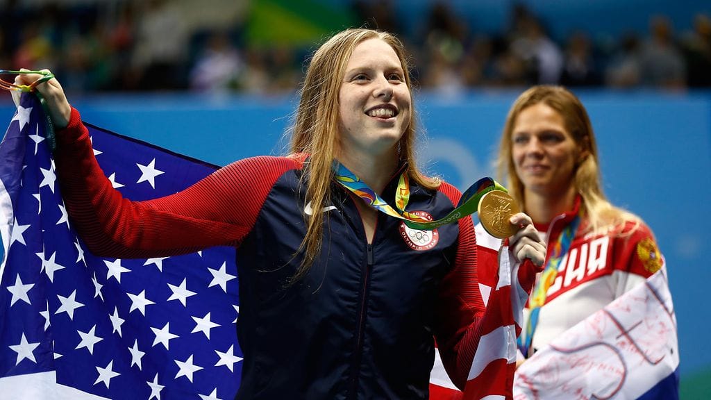 Lillia King kultansa kanssa. Taustalla Julija Jefimova