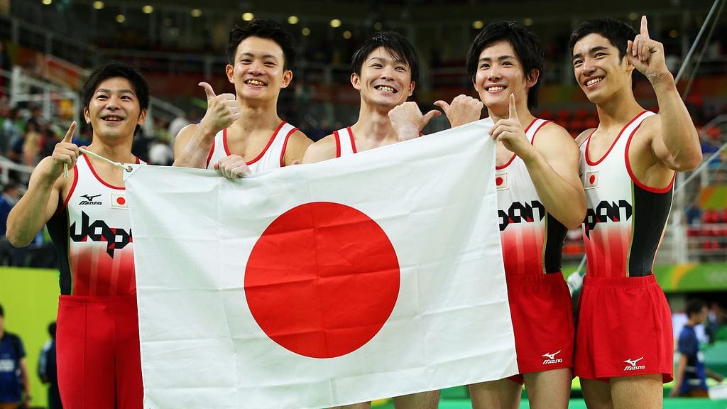 Kohei Uchimura (kesk.) johdatti Japanin olympiakultaan. Mukana ilossa Koji Yamauro, Yusuke Tanaka, Ryohei Kato ja Kenzo Shirai.