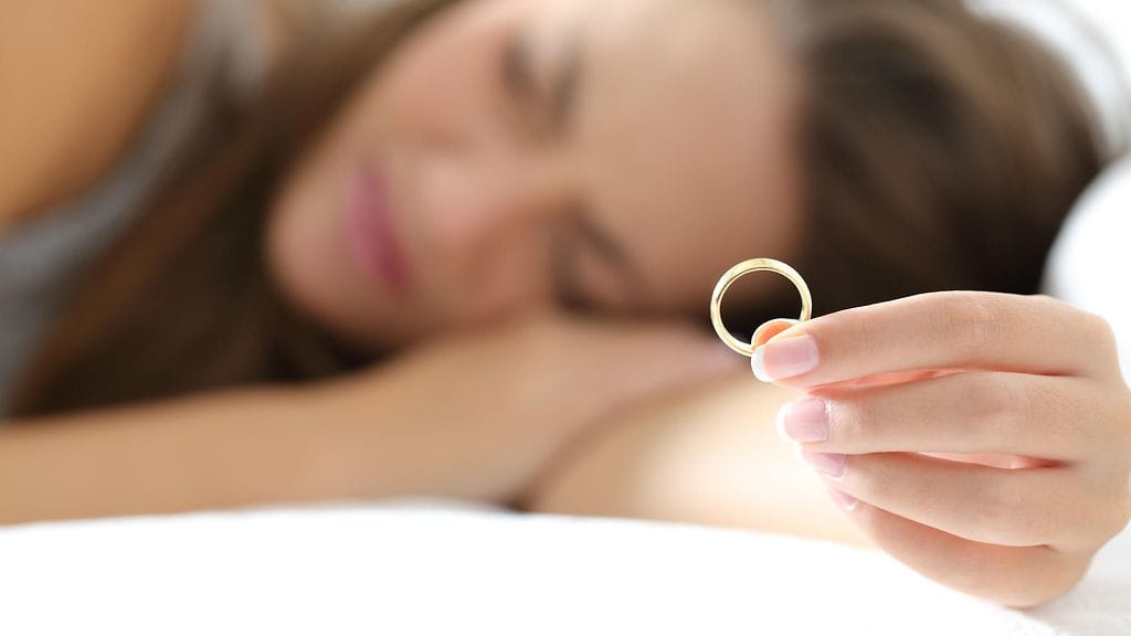 Suomalaisnainen toivoo pääsevänsä rakkaasta sormuksesta saatavilla rahoilla irti väkivaltaisesta suhteesta. Kuvan henkilö tai sormus ei liity juttuun.