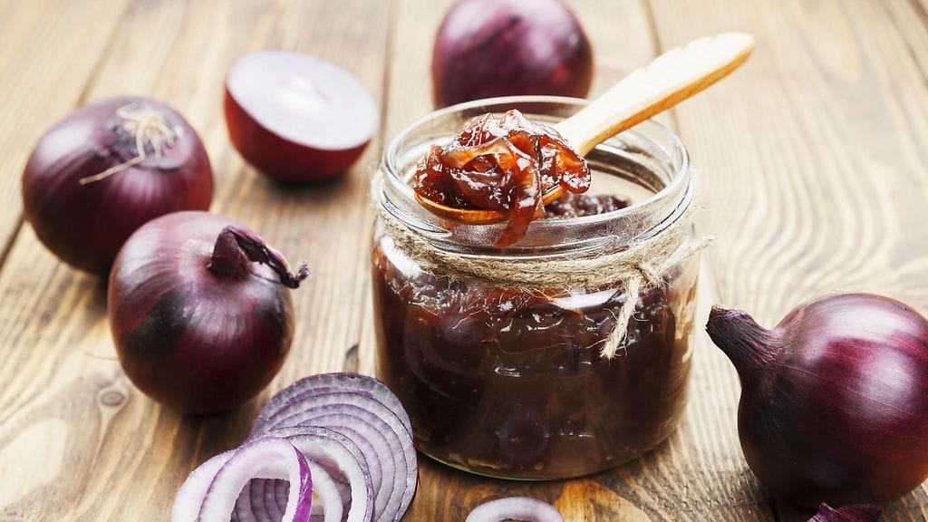 Lasipurkkiin pakattu pekonihillo on herkullinen lahja.