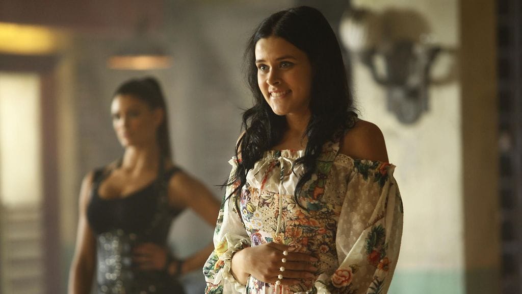 Sara Forsberg Skiptrace-elokuvassa.