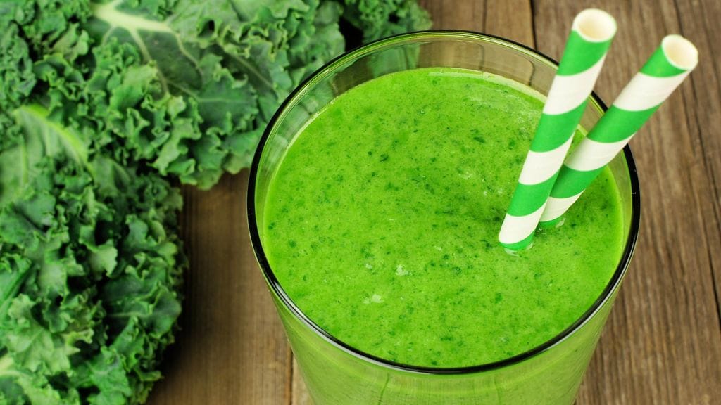 Vihersmoothie saa kauniin värinsä lehtivihreästä.