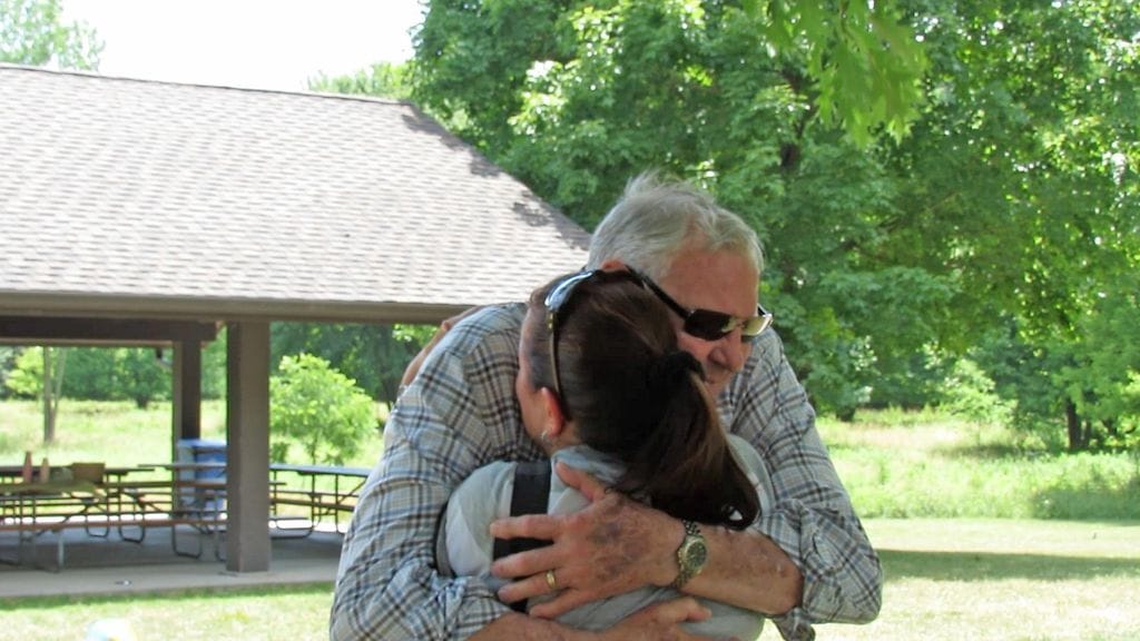 Koko ikänsä biologista perhettään etsinyt Kristina Musil antoi anteeksi isoisälleen, joka pakotti hänen äitinsä adoptioon.
