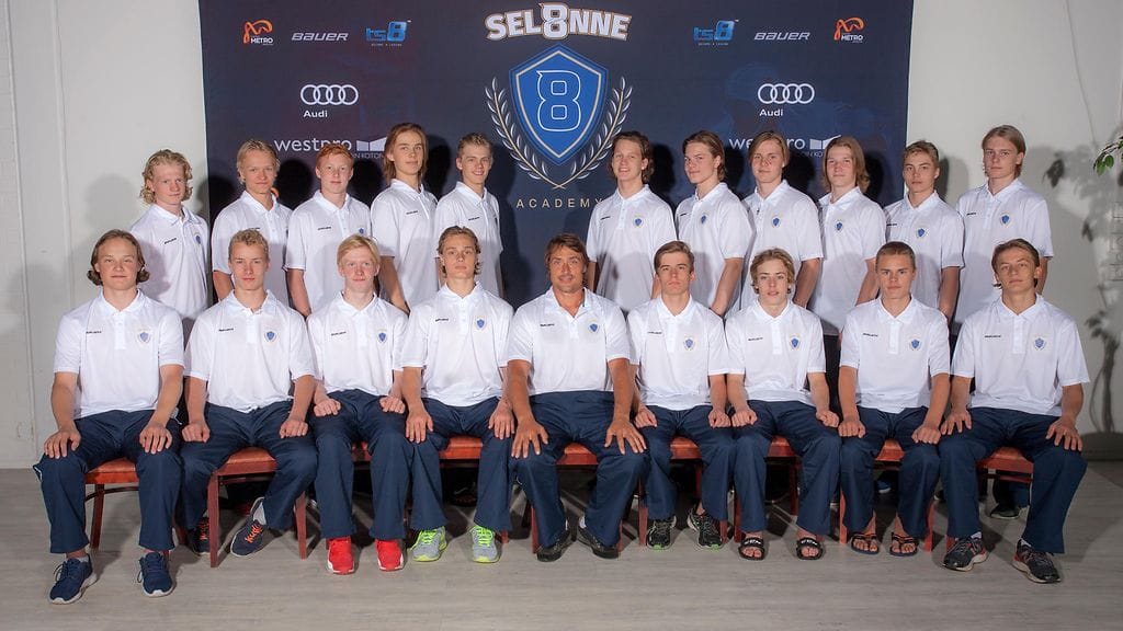 Teemu Selänne (kesk.) ja ensimmäiset akatemiapelaajat.