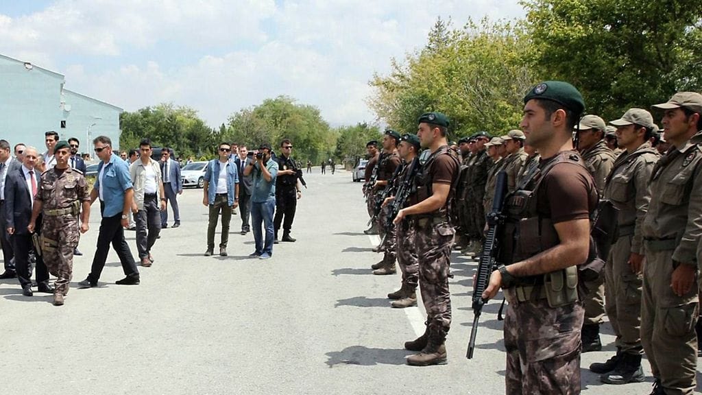 Turkin pääministeri Binali Yildirim tarkistamassa sotilasjoukkoa.