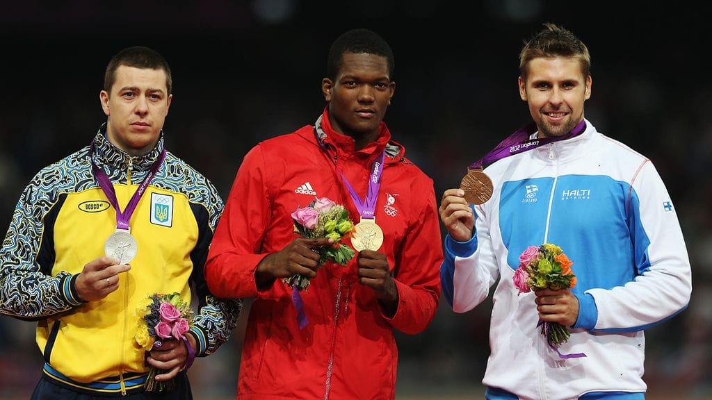 Lontoon olympialaisten mitalikolmikko Oleksandr Pjatnytsja (vas.) Keshorn Walcott  ja Antti Ruuskanen. Käryn myötä Ruuskanen nousi hopealle ja Vitezslav Vesely pronssille.