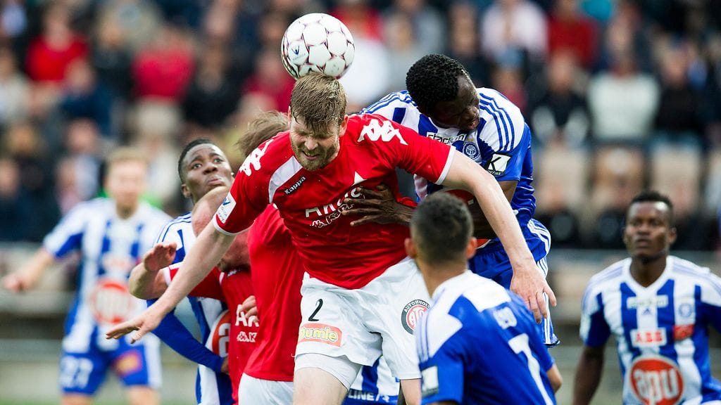 Tuomas Aho taisteli pallosta Stadin derbyssä viime vuonna.