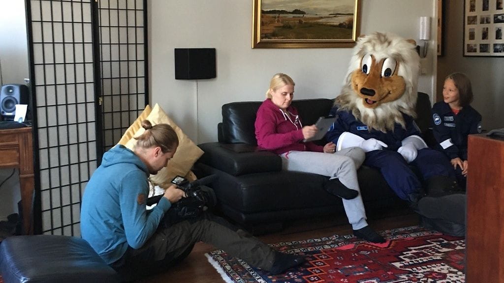 Kulissien takaista kuvaa poliisin lastenohjelman kuvauksista.