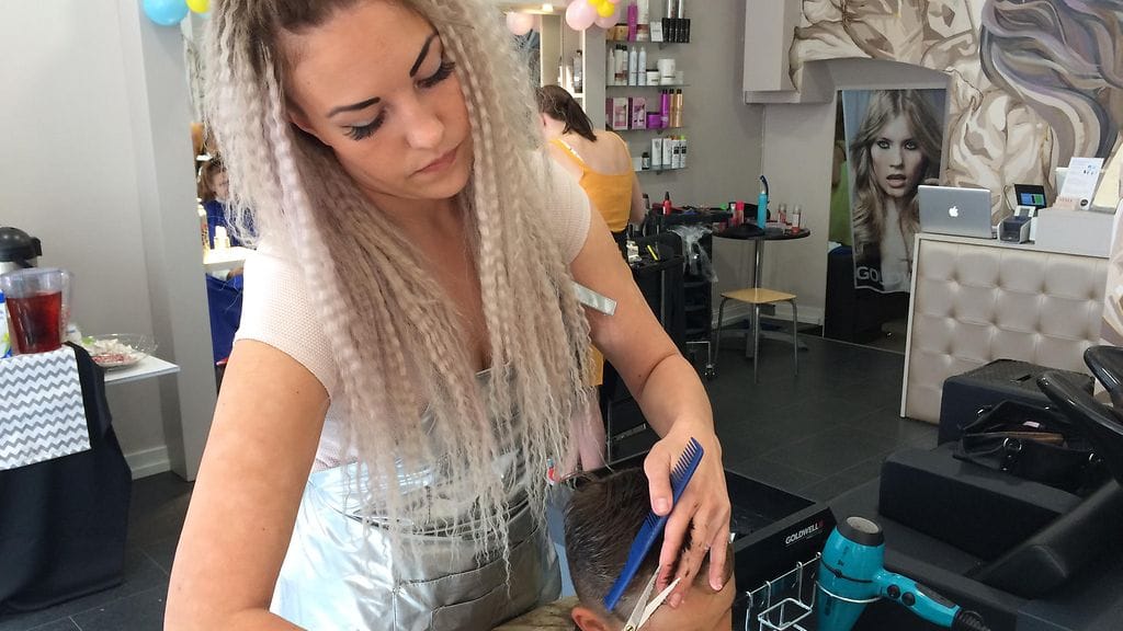 Parturi-kampaaja Linda Jäntti halusi järjestää päivän, jolloin vähävaraiset lapset saavat ilmaisen hiustenleikkauksen. Työkaverit lähtivät tempaukseen mielellään mukaan.