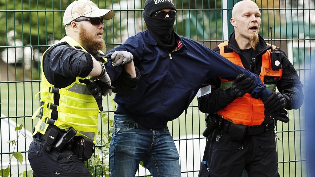 Järjestyksenvalvojat pitelivät HJK:n kannattajaa ennen Stadin derbyä eli HIFK-HJK-ottelua Helsingissä keskiviikkona 10. elokuuta 2016.