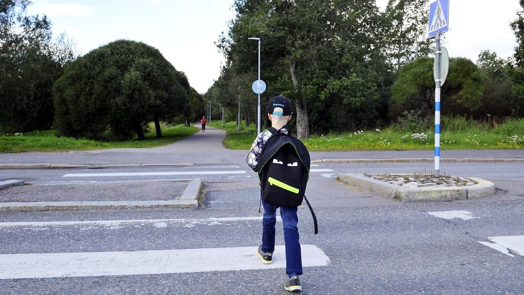 Koululainen liikenne koulumatka koulutie lapsi suojatie tie katu reppu poika