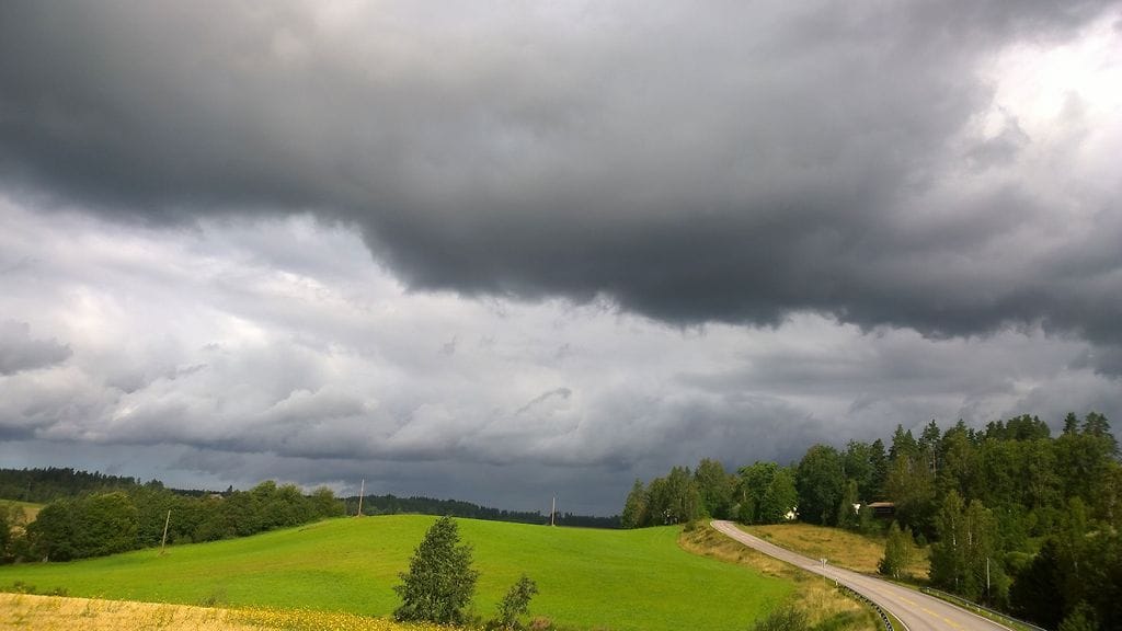 Ukkospilvet pimensivät maisemaa keskiviikkona Koisjärvellä Lohjalla.
