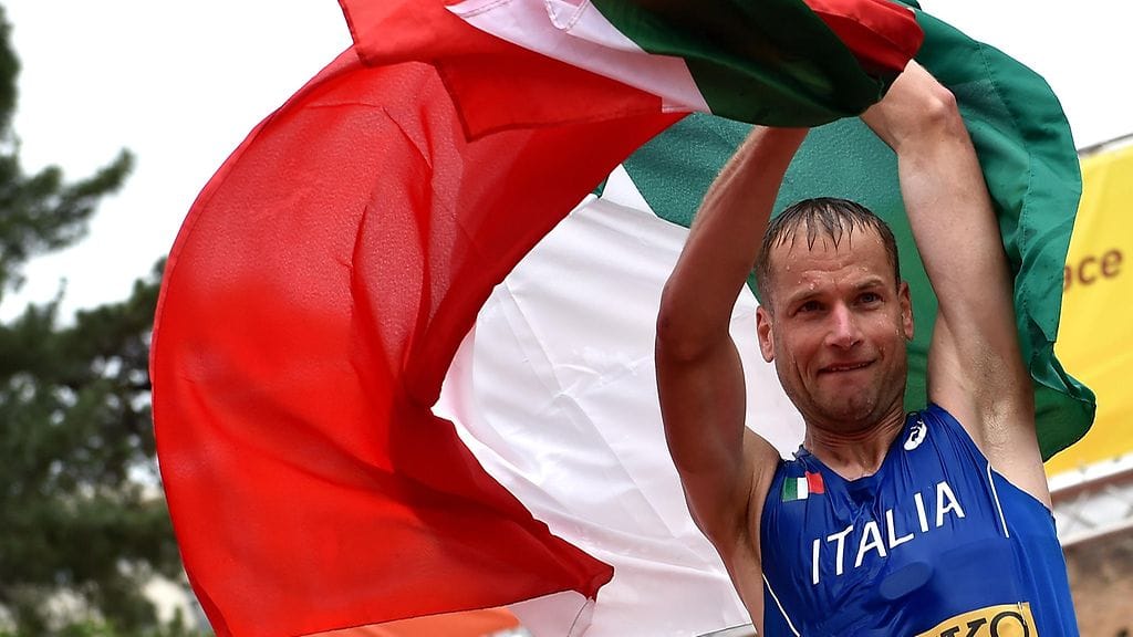 Alex Schwazer juhli toukokuussa voittoa kävelyn joukkuekilpailussa Roomassa.