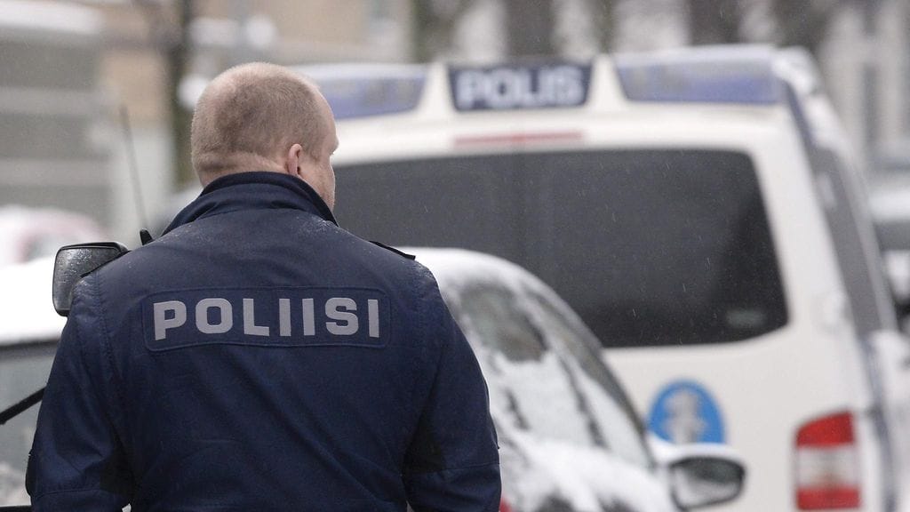 Poika joutui auton töytäisemäksi, ja satutti tapauksessa jalkansa.