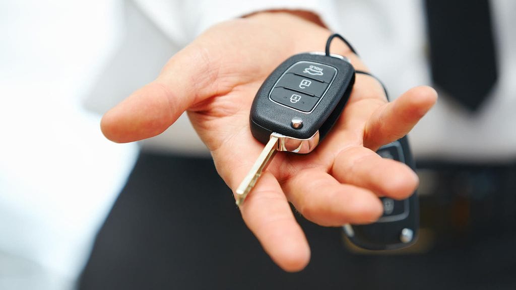 Löydetyn aukon avulla auton avain on mahdollista kloonata.