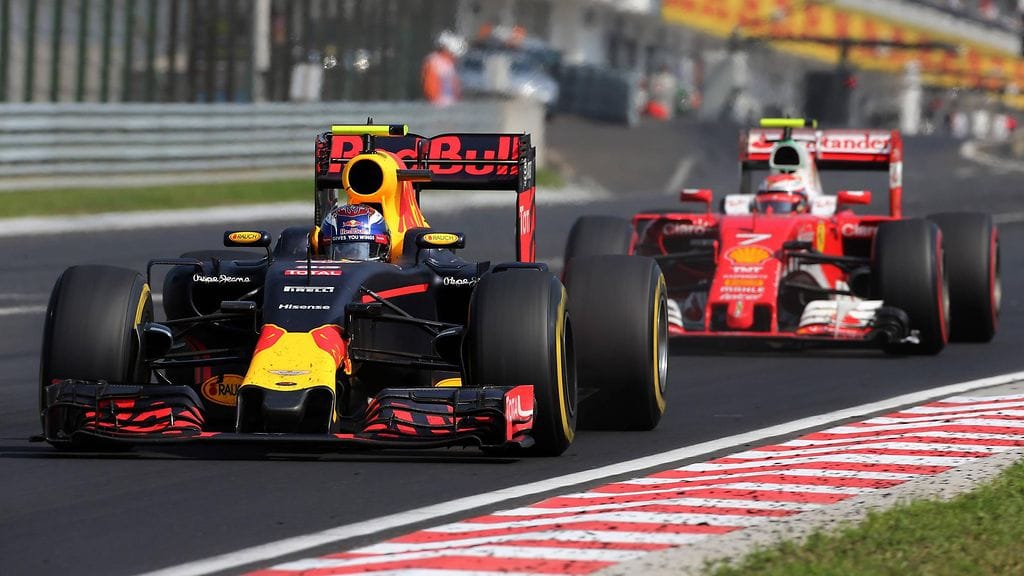 Kimi Räikkönen hiillosti Max Verstappenia Unkarin GP:ssä.