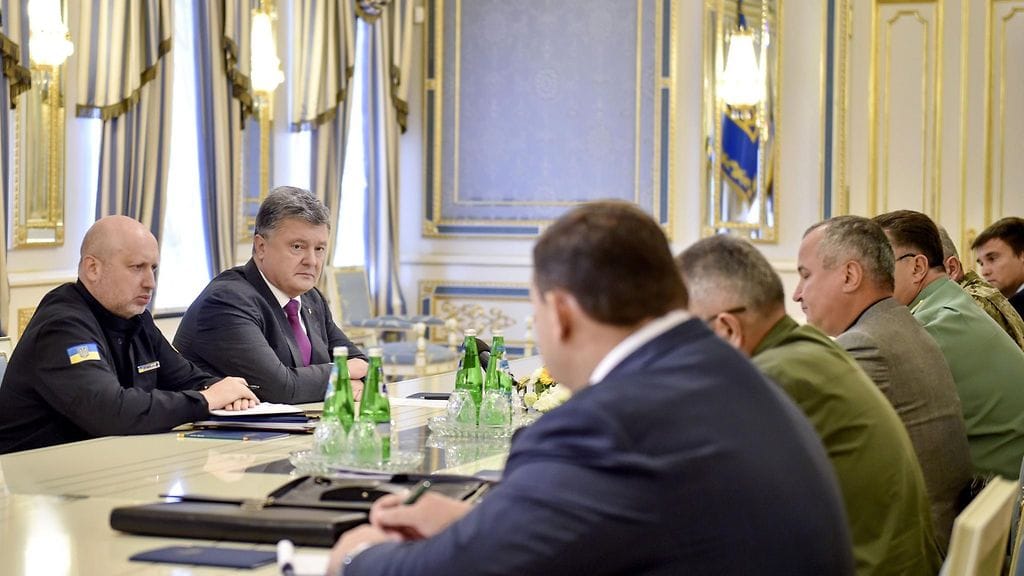 Ukrainan presidentti Petro Poroshenko tapasi maan sotilasjohtoa torstaina.