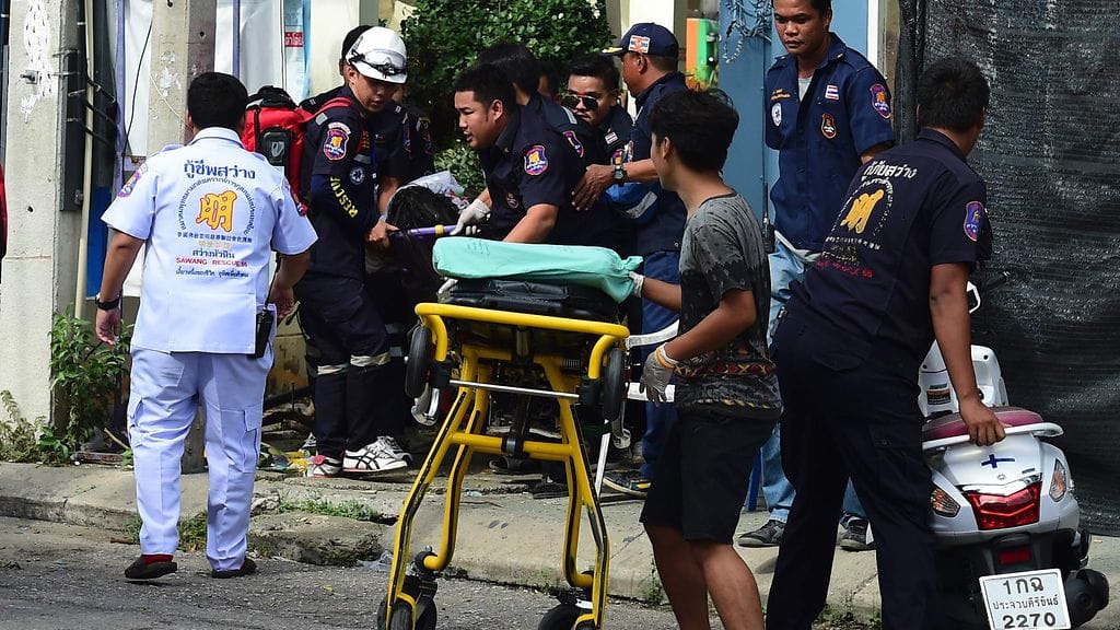 Thaimaan pelastusviranomaiset auttoivat Hua Hinin pommi-iskussa loukkaantuneita 12. elokuuta 2016.