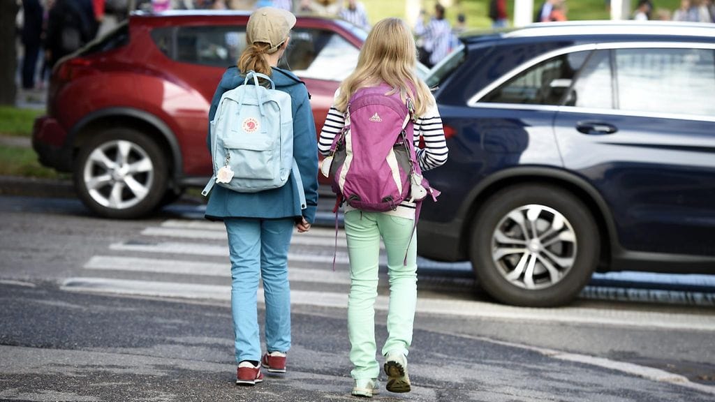Asiantuntijan mukaan paikannuspalveluita ja -sovelluksia ei kannata asentaa lapsen puhelimeen automaattisesti.
