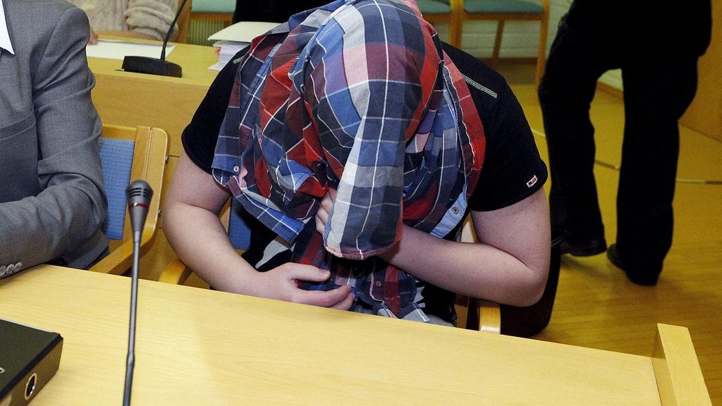 Muhoksen perhekotisurmasta syytetty 17-vuotias Oulun käräjäoikeudessa keskiviikkona 9. joulukuuta 2015. Kaksi 17-vuotiasta poikaa jotka asuivat perhekodissa ovat syytettyinä murhasta ja törkeästä ryöstöstä.