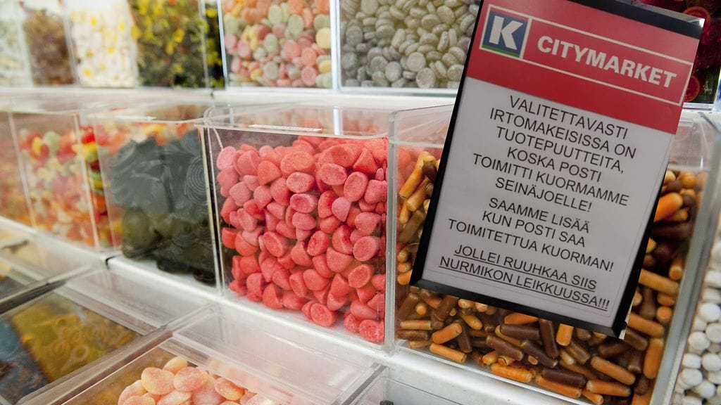 Salon K-citymarketissa irvaillaan Postin uudelle aluevaltaukselle. Kuva: Lehtikuva / Kuvakaappaus: Facebook