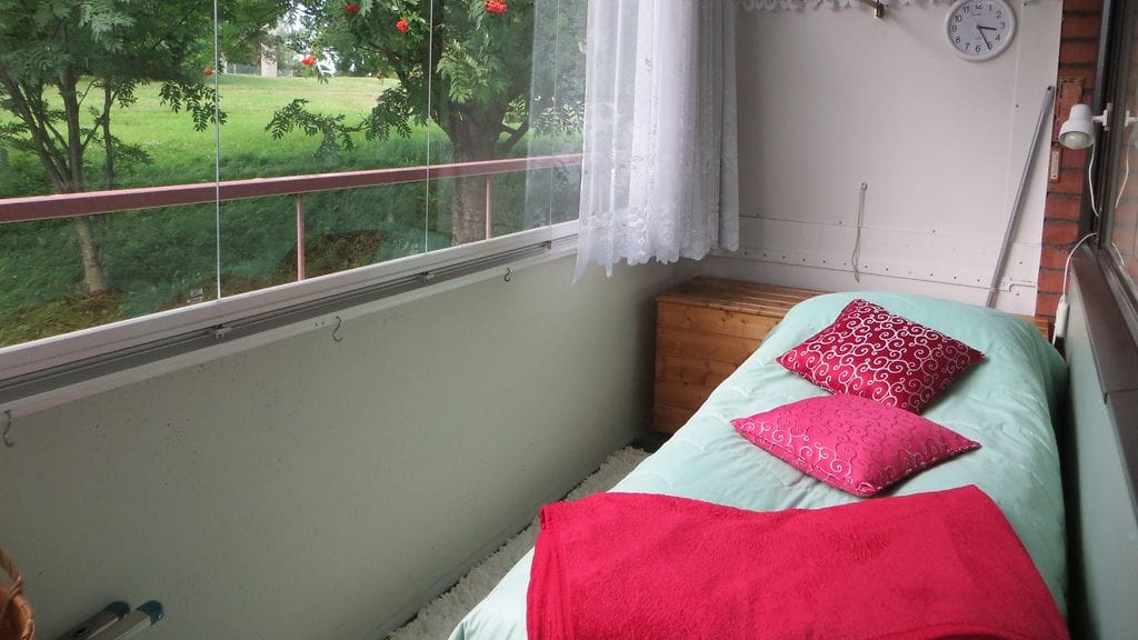 Sirkka on nukkunut parvekkeellaan kohta kaksikymmentä vuotta. Raitis ilma takaa hyvät yöunet.