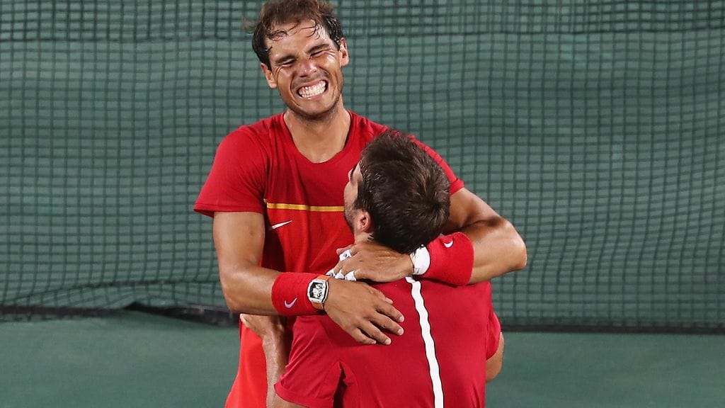 Rafael Nadal pääsi juhlimaan olympiakultaa pitkäaikaisen ystävänsä Marc Lopezin kanssa.