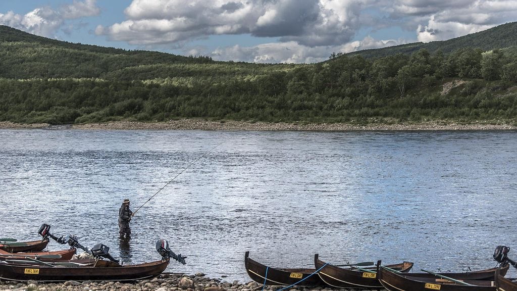 Mies kalastaa Tenojoella 17. heinäkuuta 2016. Suomen ja Norjan välinen Tenon kalastussopimus herättää huolta Utsjoen kalastusmatkailuyrittäjissä.