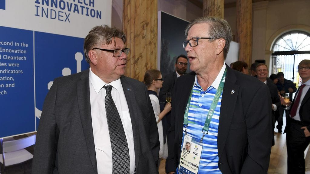 Timo Soini (vasemmalla) tapasi Suomen Olympiakomitean hallituksen puheenjohtajan Risto Niemisen Rio De Janeiron Suomi-talossa 12. elokuuta 2016.