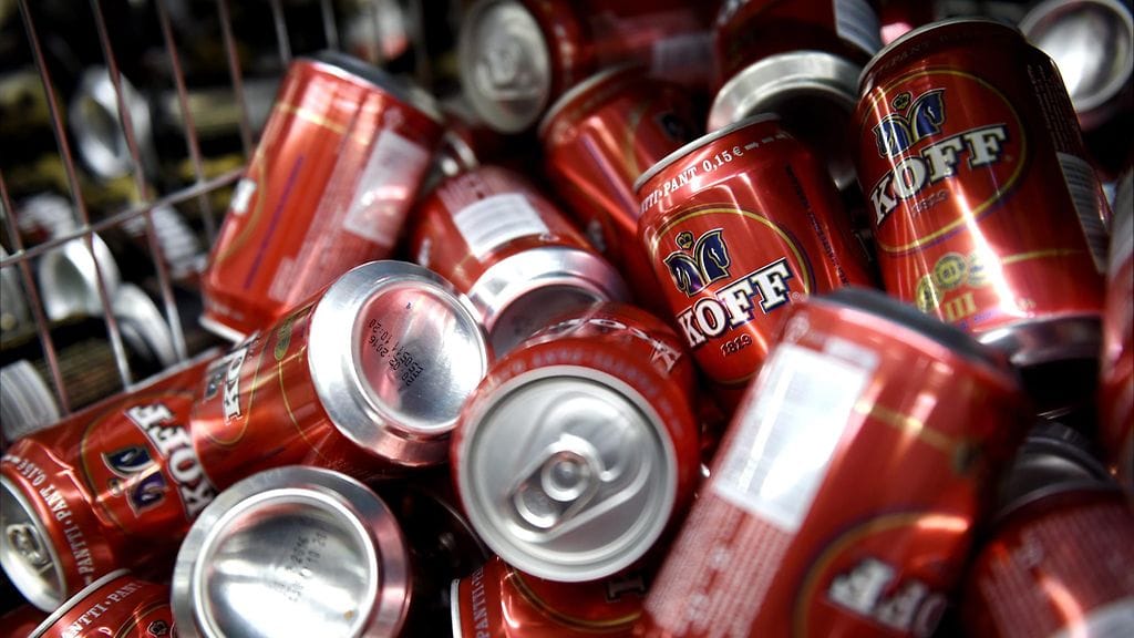 Oluttölkkejä kaupassa. Kuvituskuva.