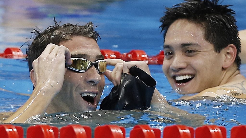 Michael Phelps ja Joseph Schooling repesivät nauruun, kun singaporelaisen voiton jälkeen kolme uimaria sijoittui tasatuloksella hopealle.