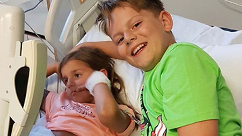 Isoveli on ollut siskonsa tukena rankkojen hoitojaksojen aikana.