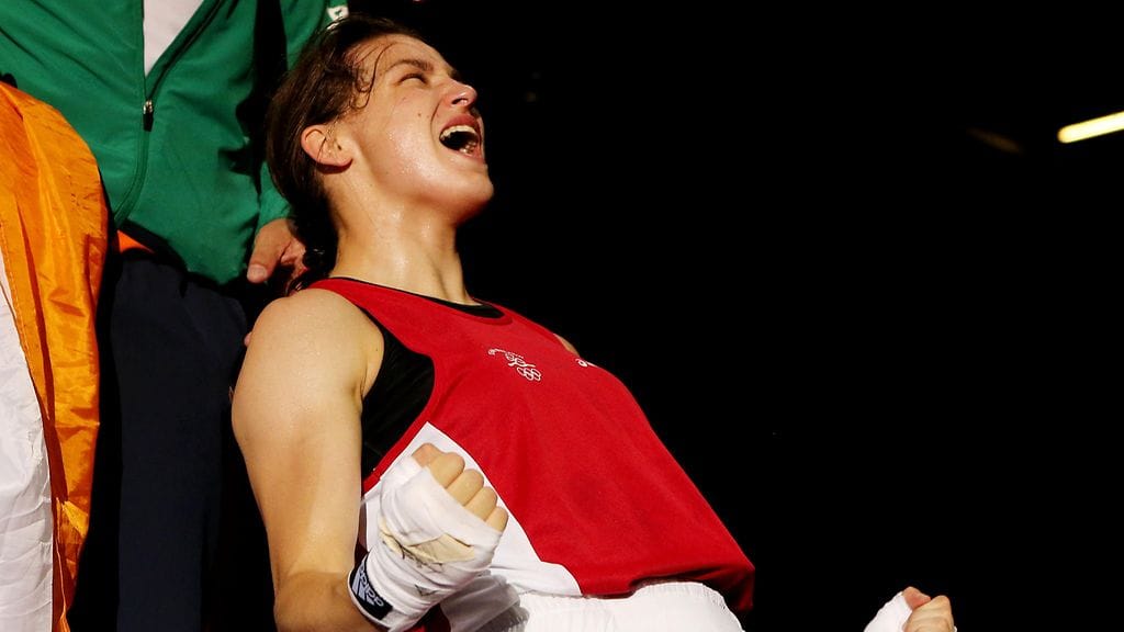 Katie Taylor tuulettaa voittoa Lontoon olympialaisissa 2012.