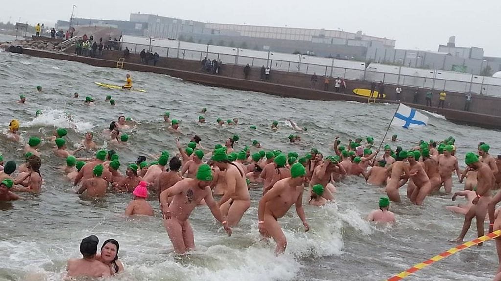 Naku-uinnin maailmanennätystä yritettiin Helsingin Eiranrannassa 13. elokuuta 2016.
